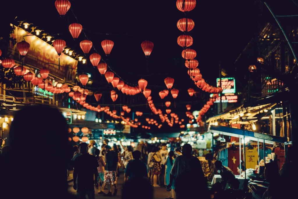 Nachtmarkt mit Laternen beleuchtet