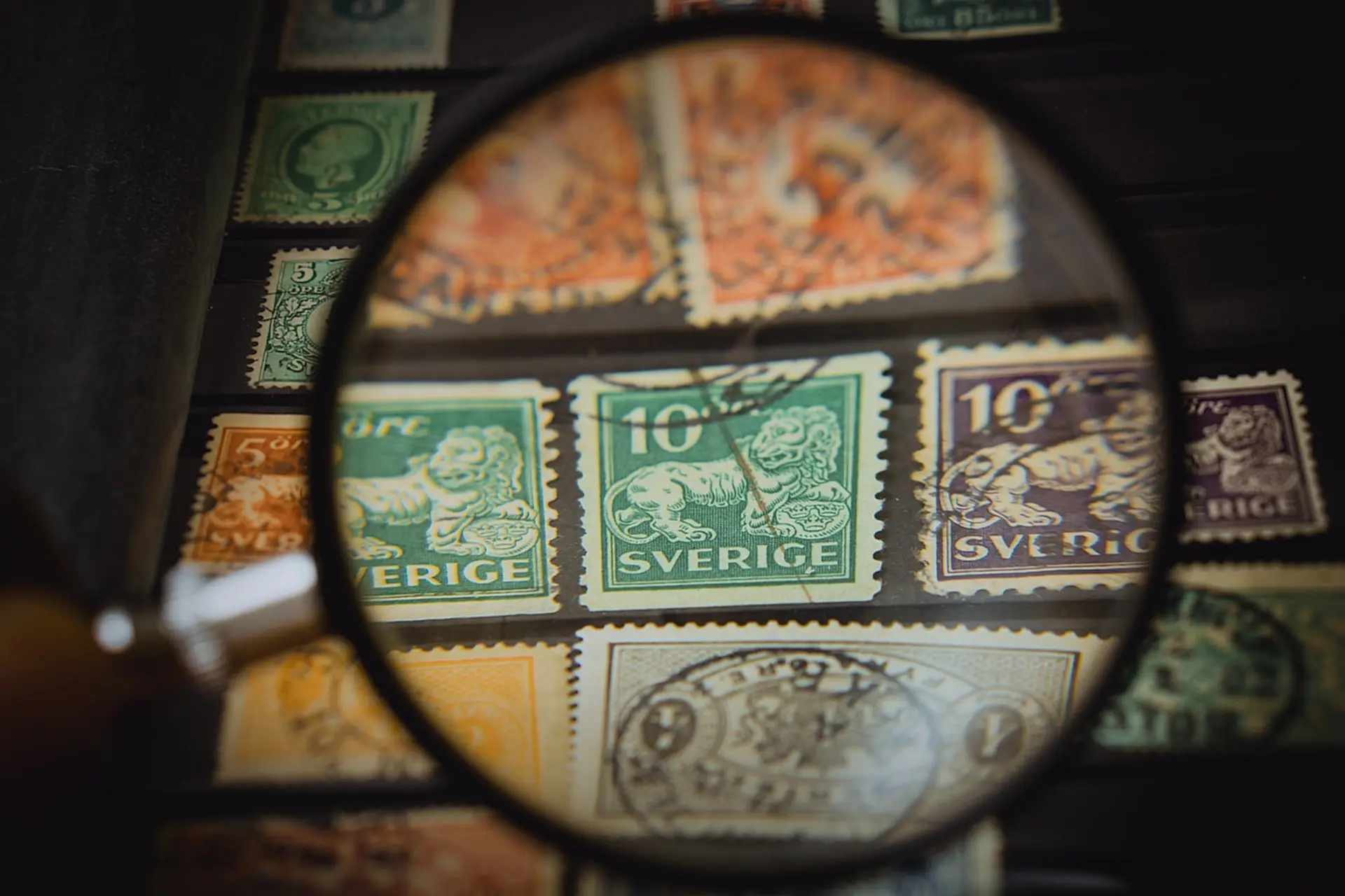 Briefmarken durch eine Lupe vergrößert