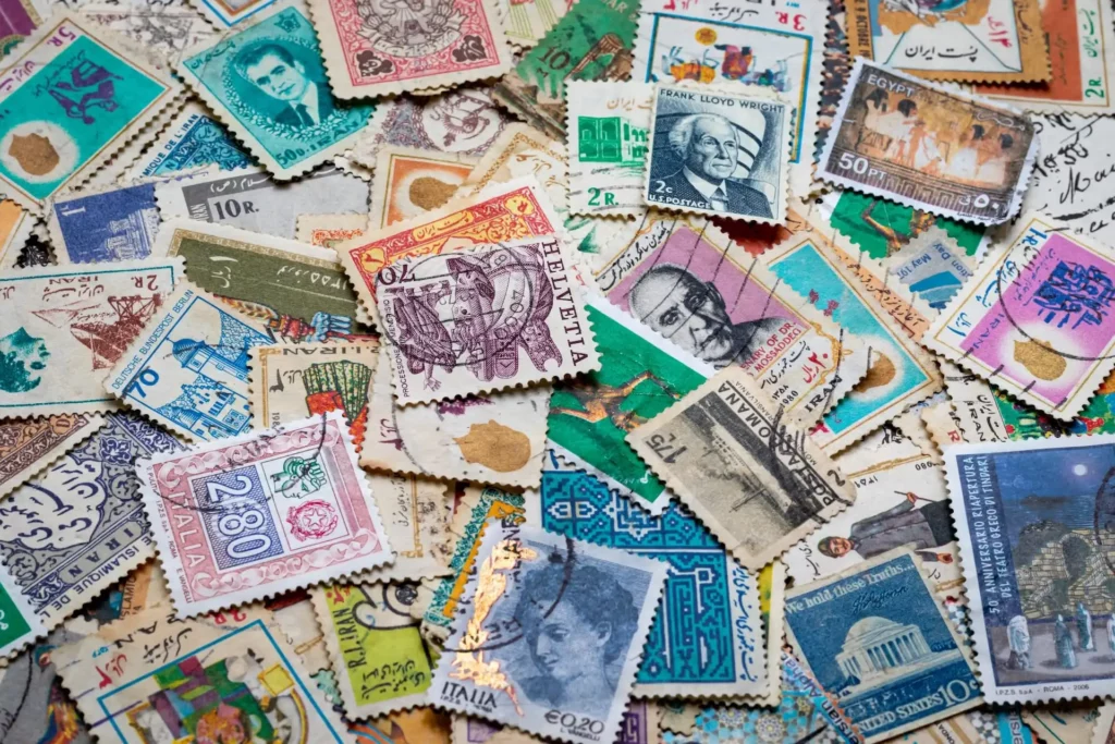 viele Briefmarken aus unterschiedlichen Ländern auf einem Haufen