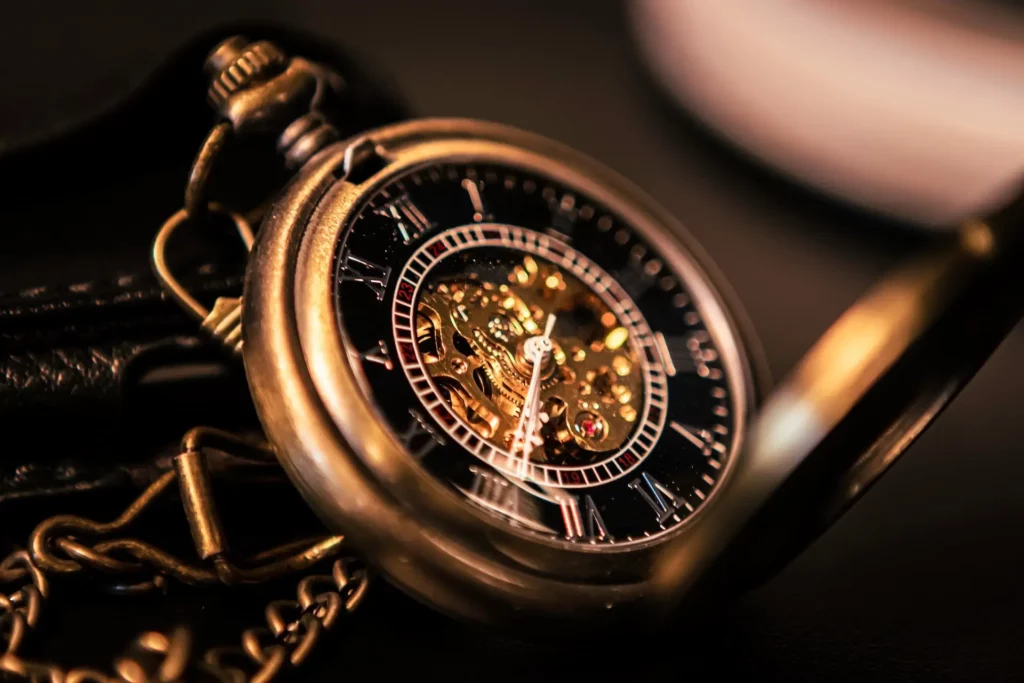 Eine gold schwarze alte Taschenuhr in gut erhaltenem Zustand