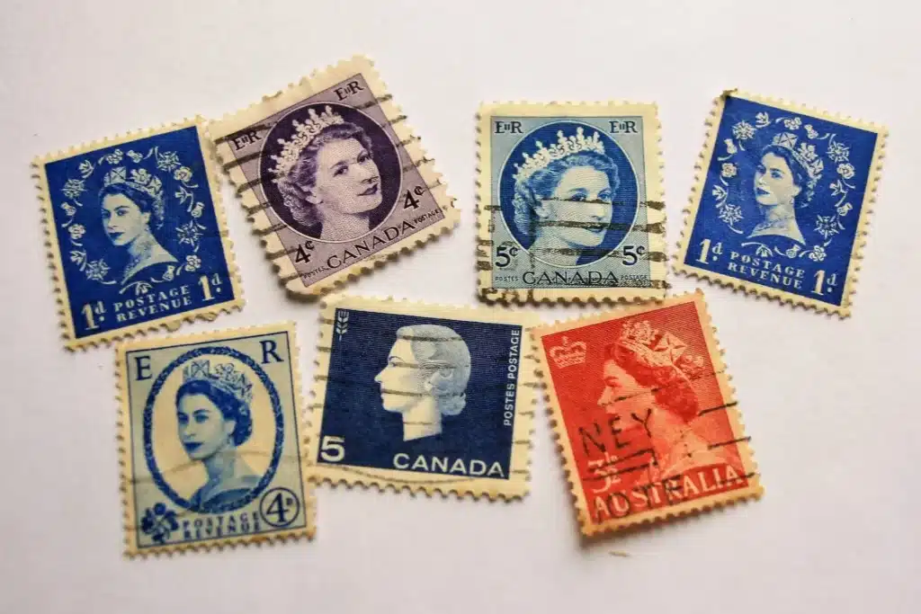 verschiedene historische Briefmarken mit Königinnen aus unterschiedlichen Ländern als Motiv