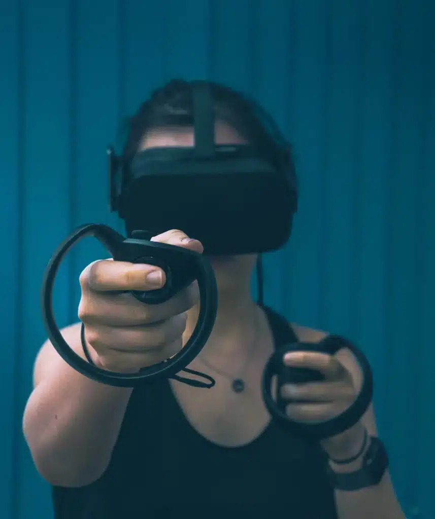 Eine Frau testet eine Virtual Reality Brille mit Controller