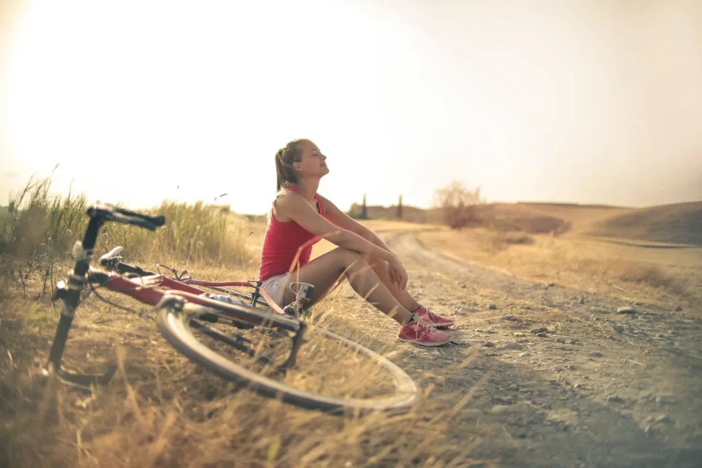 Frau genießt Zeit mit Fahrrad in der freien Natur