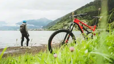 Mountainbiker genießt die Aussicht mit Bergen