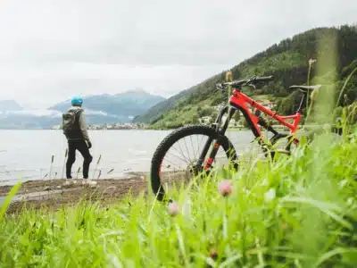 Mountainbiker genießt die Aussicht mit Bergen