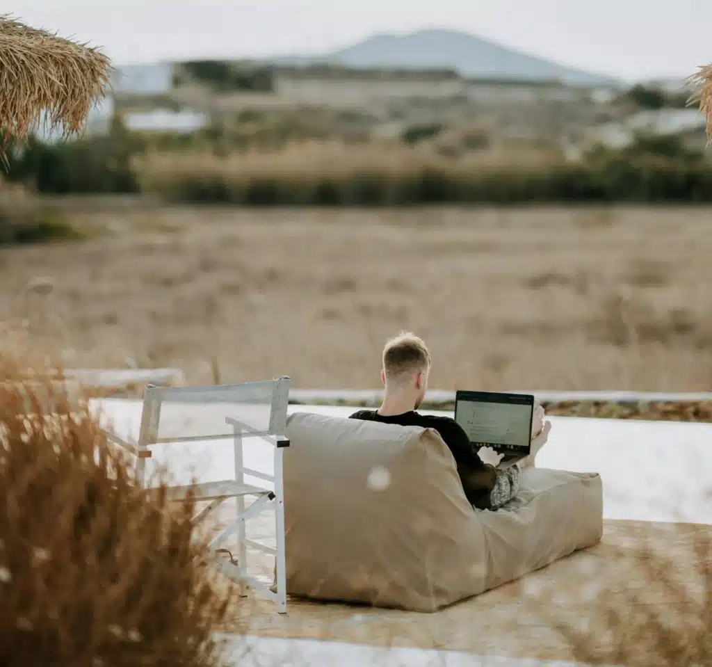 Mann Schreibt im Sessel in der Natur