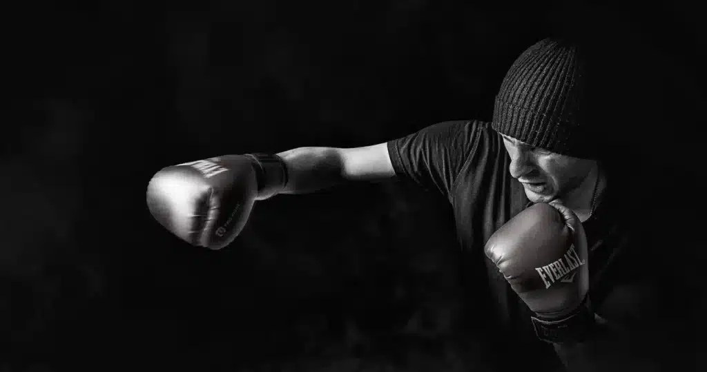 Boxer boxt mit Handschuhen