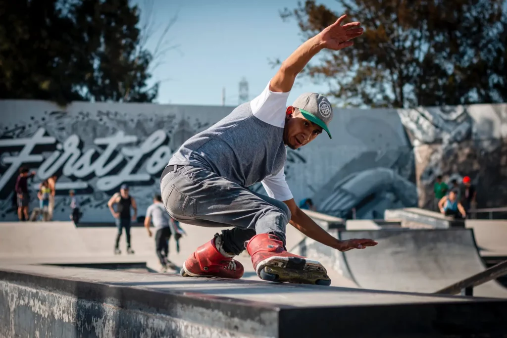 Inlineskater macht einen Trick im Skatepark