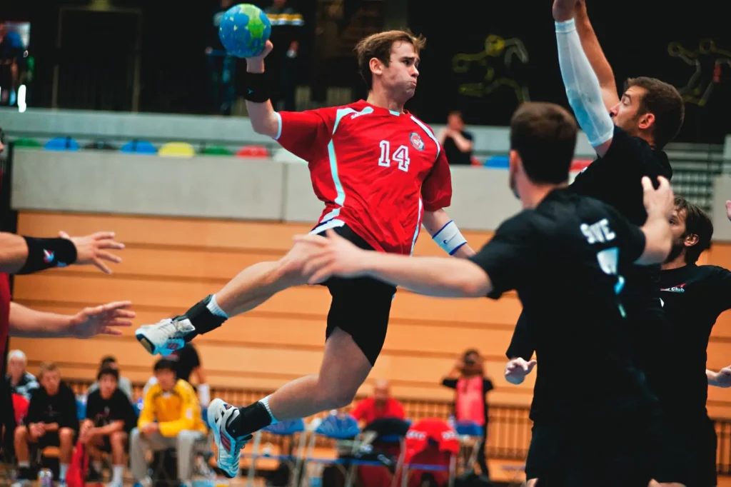 Ein Mann macht einen Sprungwurf beim Handball