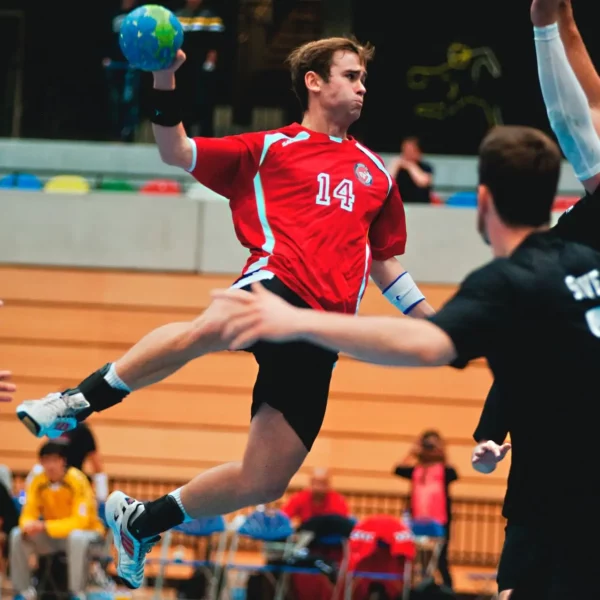 Ein Mann macht einen Sprungwurf beim Handball