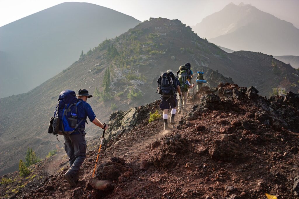 Eine Gruppe Wanderer wandert eine Bergspitze entlang
