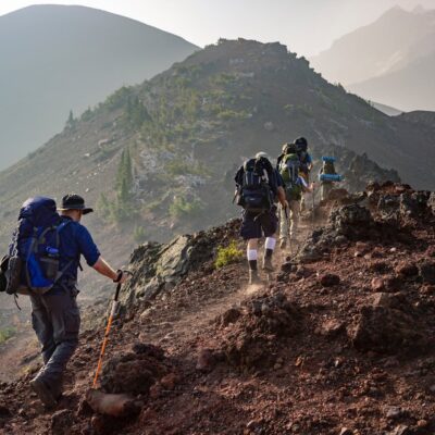 Eine Gruppe Wanderer wandert eine Bergspitze entlang