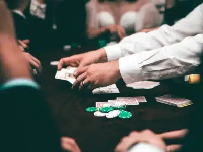 Dealer deckt die Karten der Spieler beim Poker auf