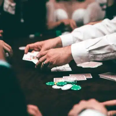 Dealer deckt die Karten der Spieler beim Poker auf