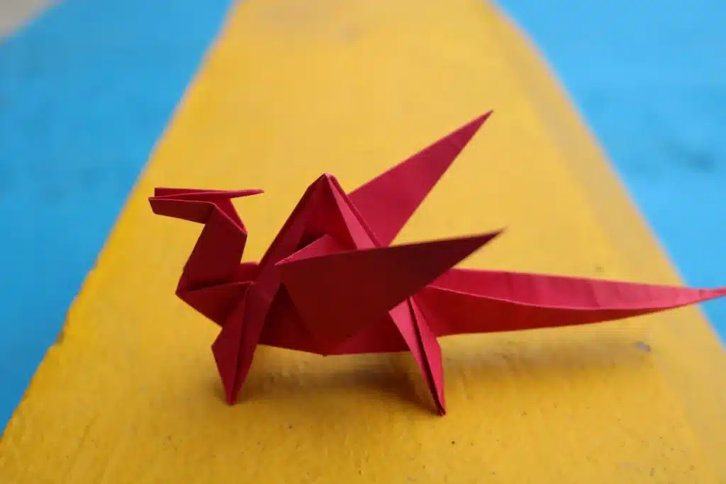 Mit Papier gefalteter Drache (Origami)