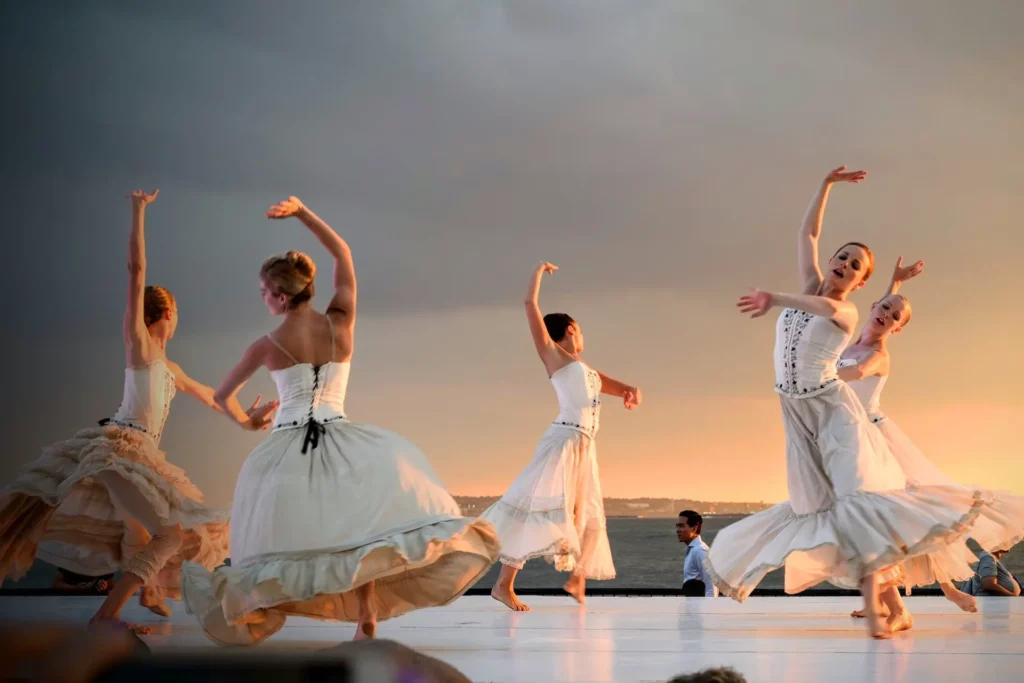 5 Frauen tanzen in weißen Kleidern