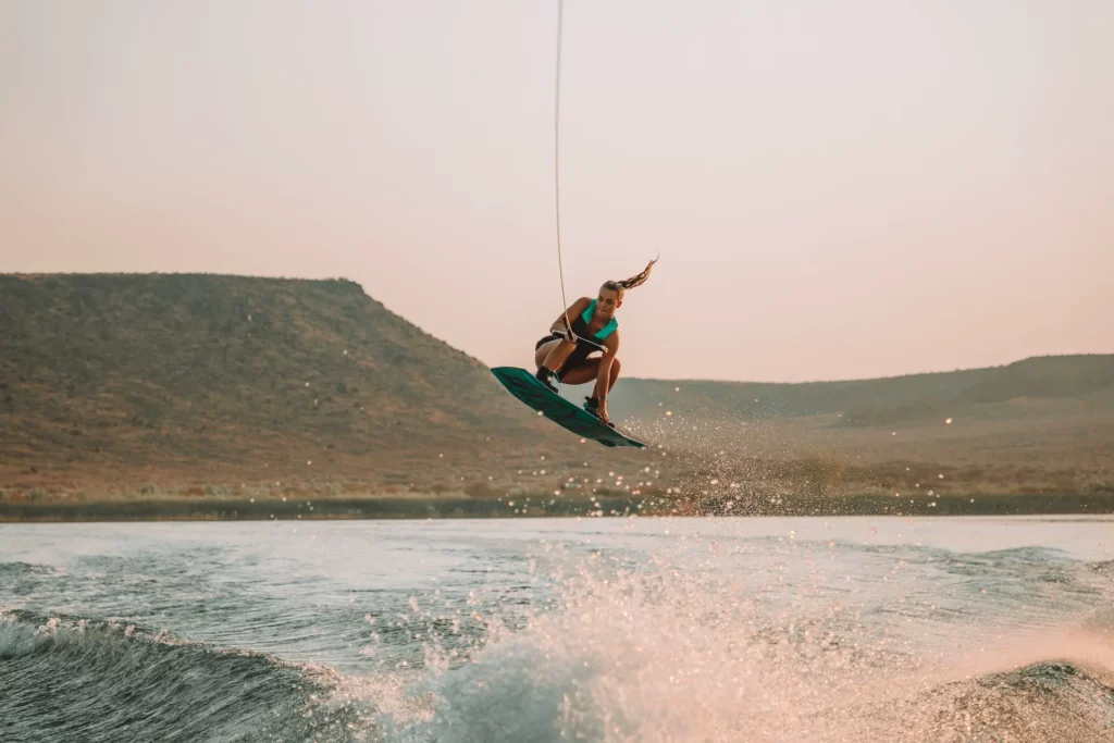 Wakeboarderin springt in der Luft