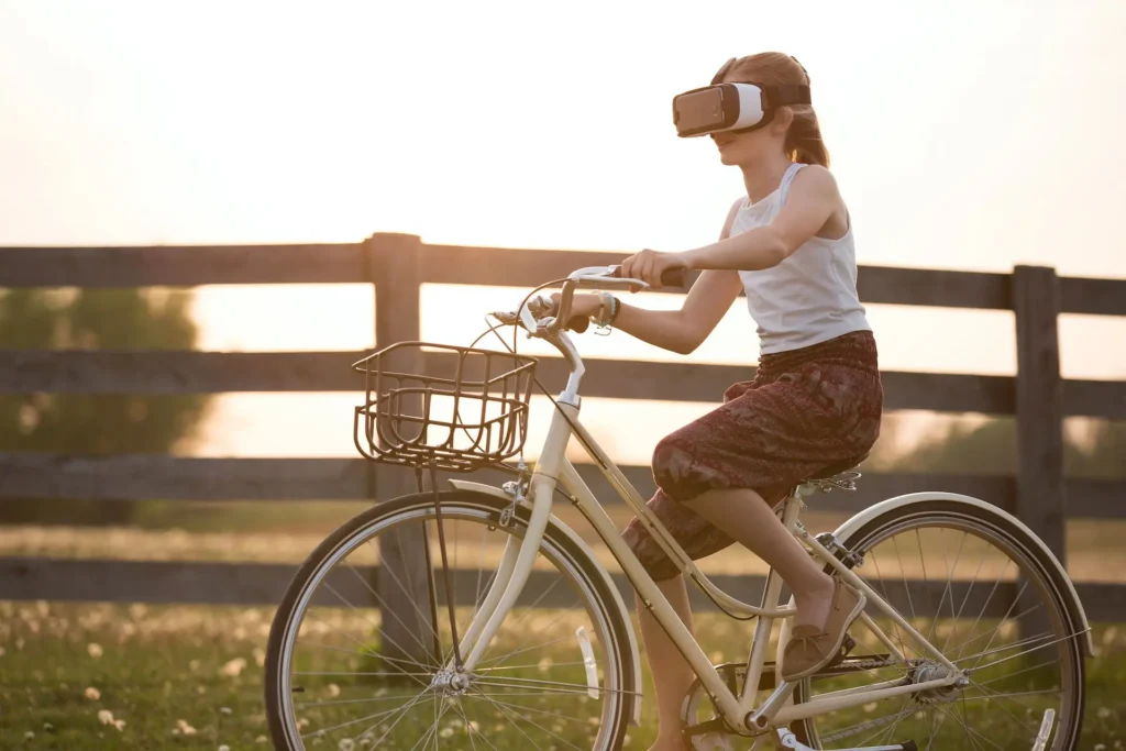 Mädchen fährt Fahrrad mit einer Virtual Reality Brille