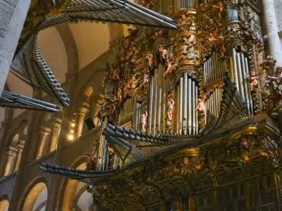 wunderschön vergoldete Orgel mit Engeln